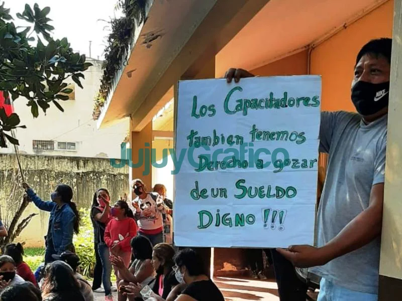 Capacitadores laborales ocuparon la sede de la UCCEPPI en respuesta a los recortes salariales 07
