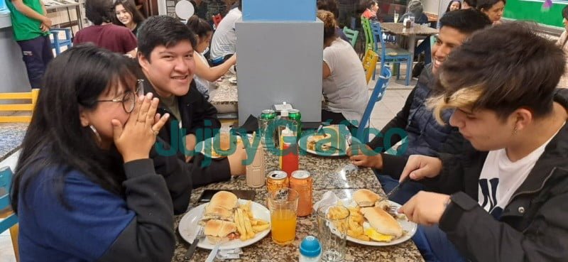 Éxito de la cuarta edición de “La noche de los sándwiches” en Jujuy 4 Exito de la cuarta edicion de La noche de los sandwiches en Jujuy 3