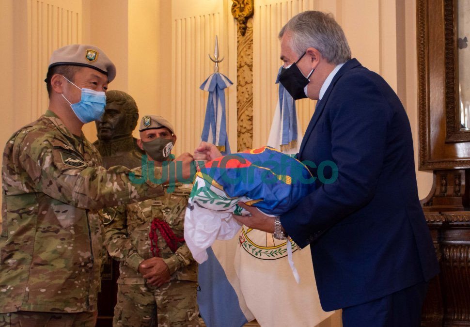 Morales recibio la Bandera de la Libertad Civil que recorrio el pais 1