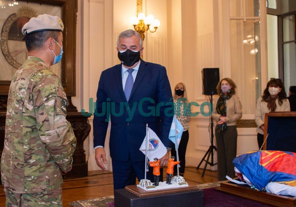 Morales recibió la Bandera de la Libertad Civil que recorrió el país 2 Morales recibio la Bandera de la Libertad Civil que recorrio el pais 3