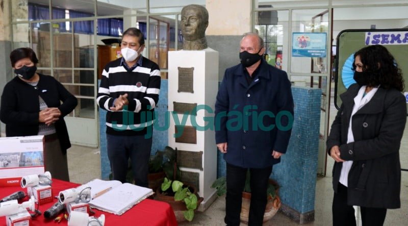 Entrega de cámaras de seguridad en la EP Nº119 de Palpalá 3 Entrega de camaras de seguridad en la EP No119 de Palpala 2