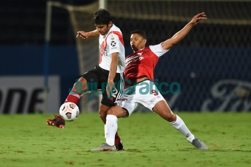 River no pudo con Santa Fe de Colombia y solo se trajo un empate 09