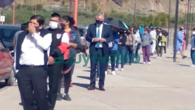 Morales haciendo fila para vacunarse 6 Gerardo Morales haciendo fila para vacunarse
