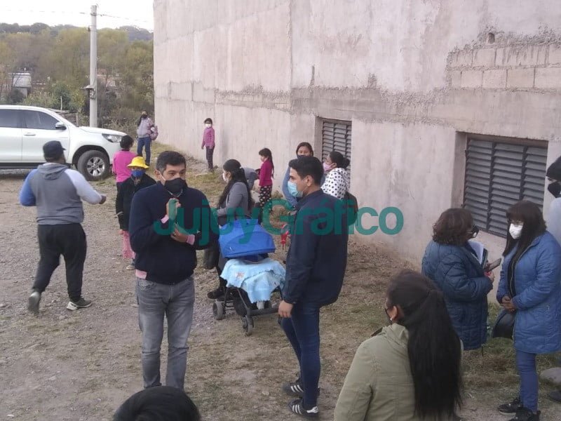 Los candidatos a ediles capitalinos del PJ pasearon por Chijra 2