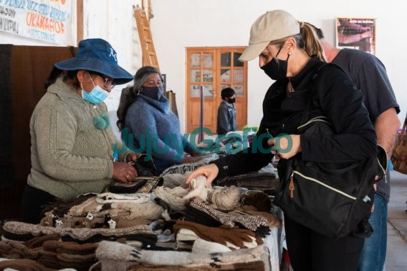 turistas y jujenos recorren los distintos stand las y los tejedoras