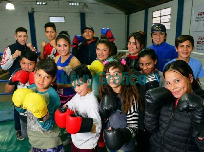 Cintia Castillo y chicos en el gimnasio