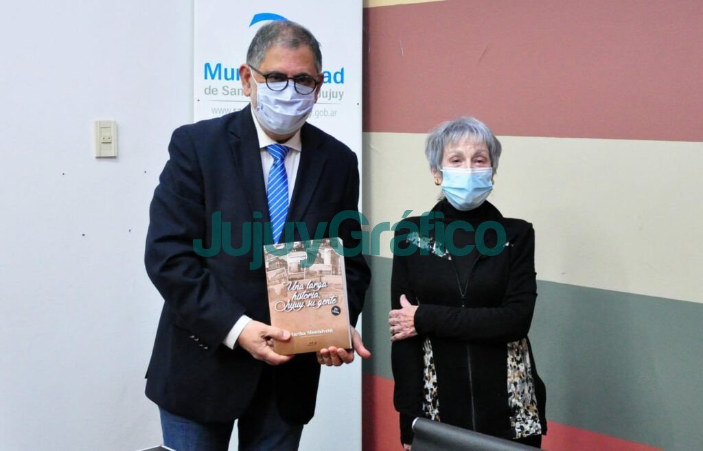 Jorge recibio el libro Una larga historia Jujuy su gente
