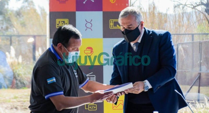 Morales entregó seguro de desempleo para ex trabajadores de El Aguilar 3 Morales entrego seguro de desempleo para ex trabajadores de El Aguilar 1