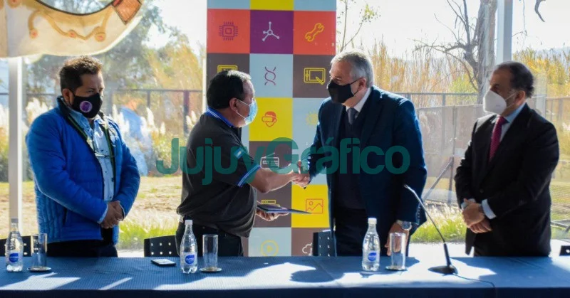 Morales entrego seguro de desempleo para ex trabajadores de El Aguilar 3