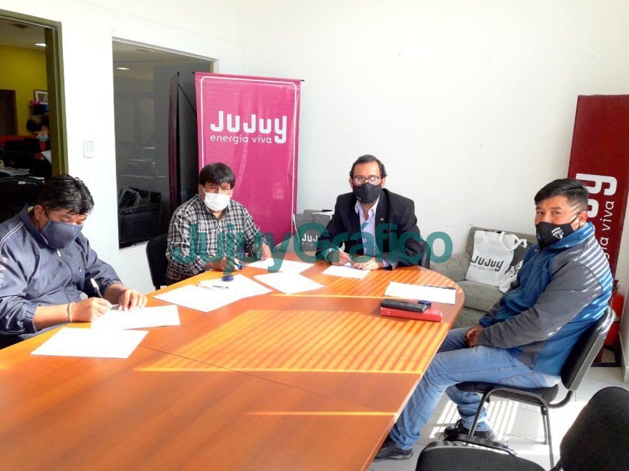 60 municipios "Jujuy Cultura Viva" 2 medina zar junto las autoridades comunales la puna durnte la rubrica del convenio
