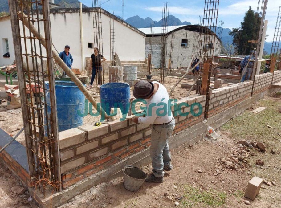 Construyen Pampichuela un Salon de Usos Multiples 1