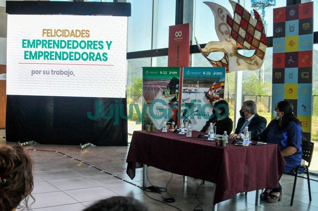 Emprendedores, ex recuperadores de los basurales reciben fondos 3 Emprendedores ex recuperadores de los basurales reciben fondos 3