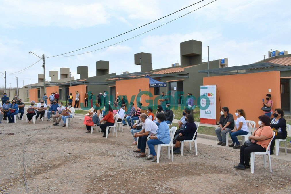 Adjudicatarios conocieron sus futuras viviendas en Palpalá 3 Adjudicatarios conocieron sus futuras viviendas en Palpala 2