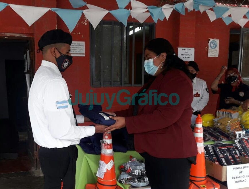 Sarapura de campaña entregó insumos a Bomberos de Rosario de Río Grande 2 Sarapura de campana entrego insumos a Bomberos de Rosario de Rio Grande 01