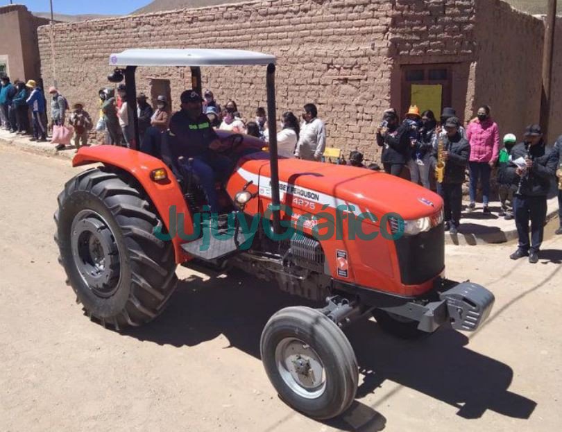 Tractor y carro-moto para el Comisionado Municipal de Coranzulí 3 Tractor y carro moto para el Comisionado Municipal de Coranzuli 1