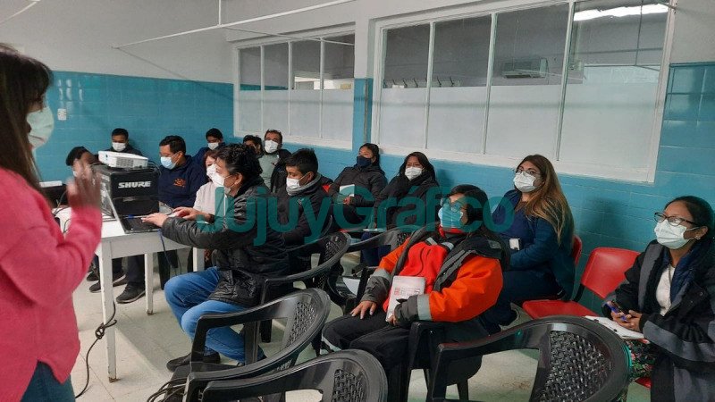 Entrega de material administrativo al Hospital El Aguilar 4