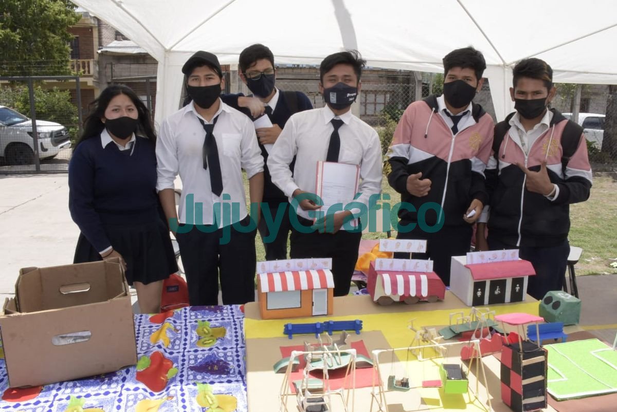 La ministra Bovi recorrió exposiciones de la Escuela Marina Vilte 3 La ministra Bovi recorrio exposiciones de la Escuela Marina Vilte 3