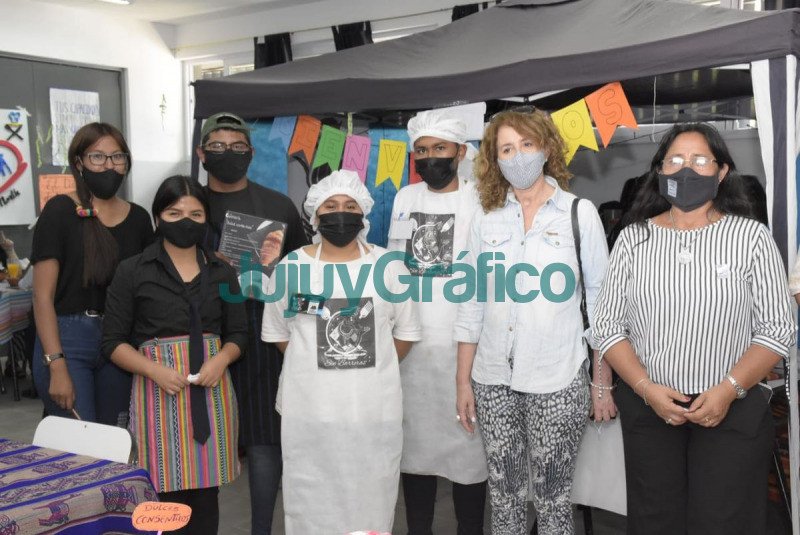 La ministra Bovi recorrió exposiciones de la Escuela Marina Vilte 4 La ministra Bovi recorrio exposiciones de la Escuela Marina Vilte 4