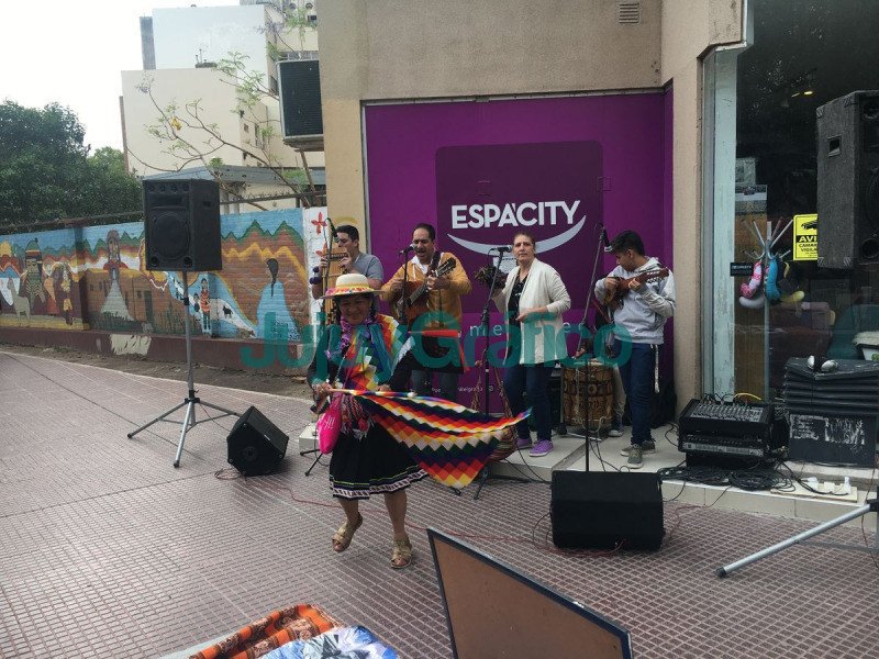 Se realizo la feria artesanal y gastronomica en el Paseo del Exodo Jujeno en Cordoba 1