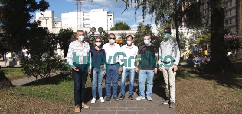 Traslados de 3 palmeras del cabildo a Plaza Belgrano