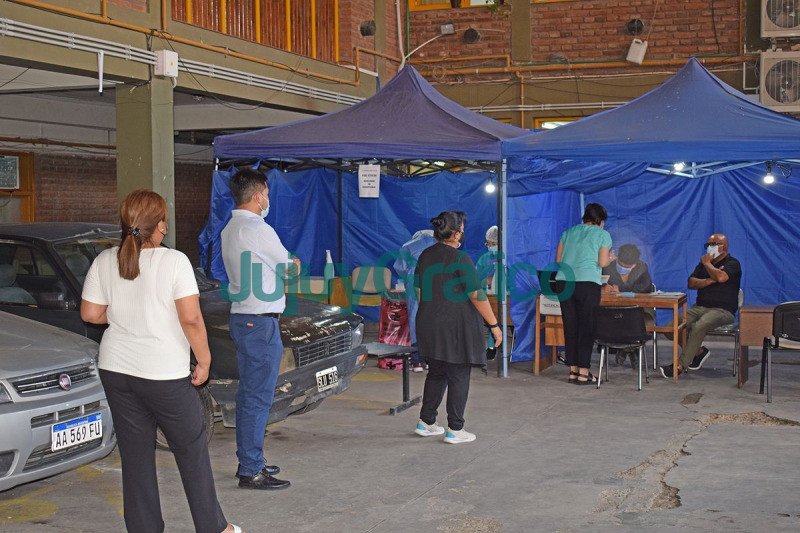 Testeo y vacunacion COVID 19 en el IVUJ 1