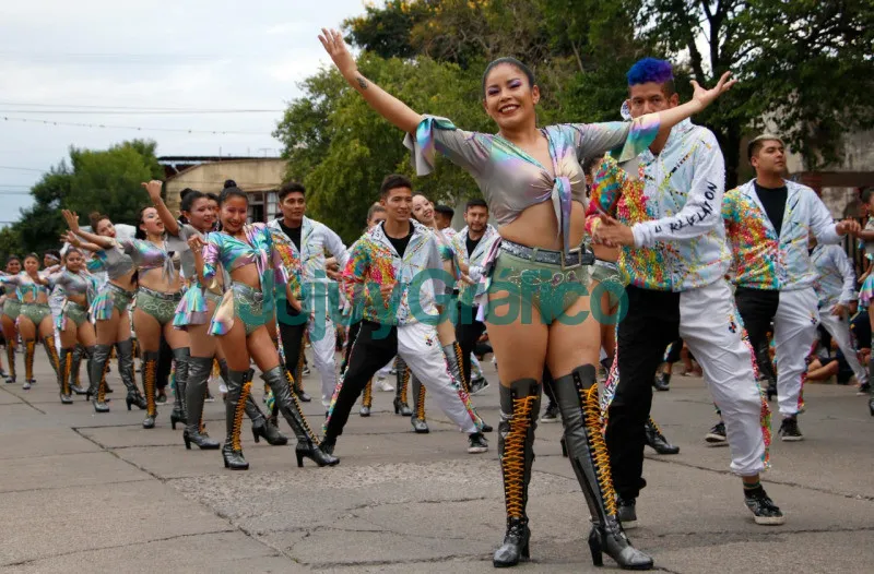 Con música, baile y color desfilaron las comparsas 1 Con musica baile y color desfilaron las comparsas 2