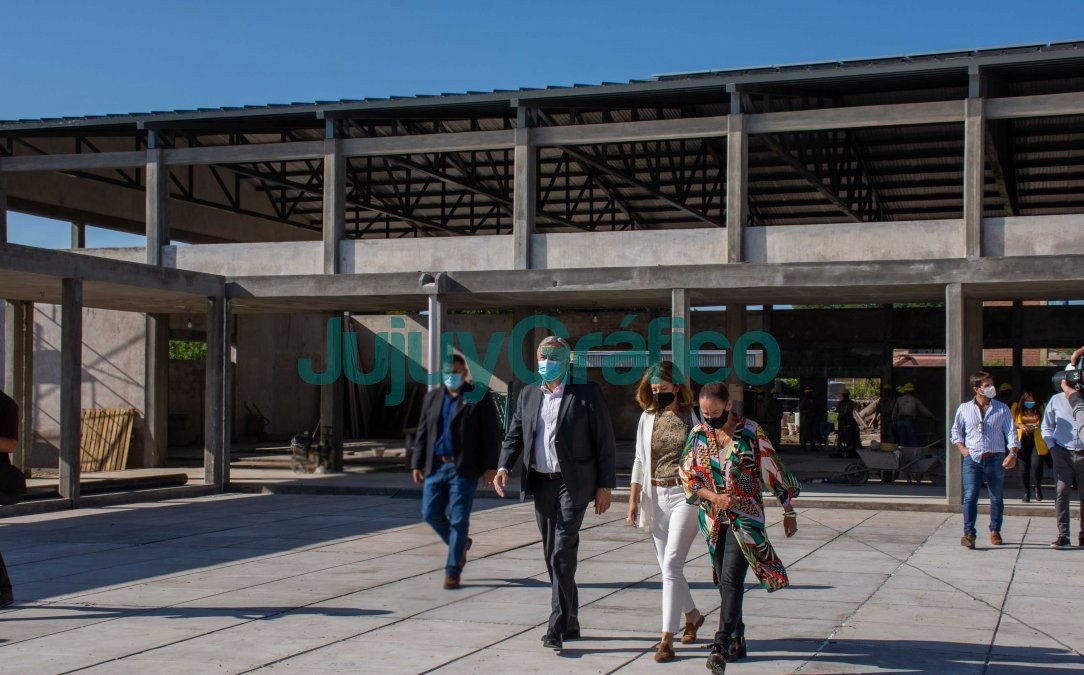 Morales paseo por las obras del Secundario N° 48 de Alto Comedero 1