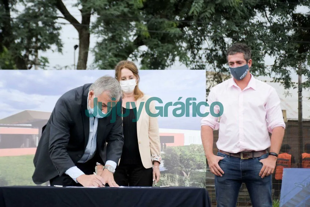 Cartel de obra para el Instituto de Educacion Superior N° 6 en Perico 2