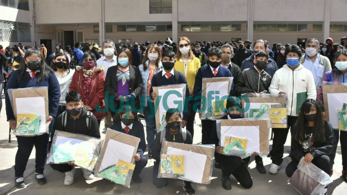 Estudiantes de Maimara recibieron kits escolares Tecnicos 1