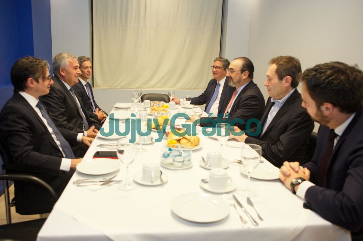 Morales dio de comer a funcionarios nacionales y del CAF 2 Morales dio de comer a funcionarios nacionales y del CAF 2