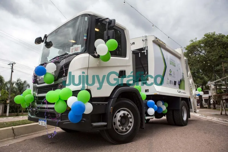 Morales entrego un camion recolector en Caimancito 4
