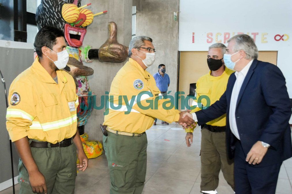Morales recibió a brigadistas que combatieron el fuego en Corrientes 2 Morales recibio a brigadistas que combatieron el fuego en Corrientes 3