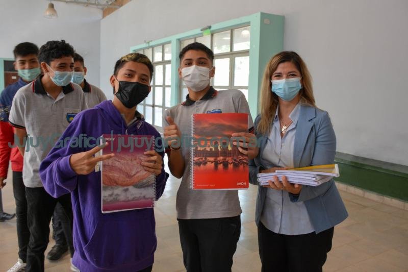 Ledesma entrega 44 mil cuadernos para fortalecer la educacion en las Yungas 1