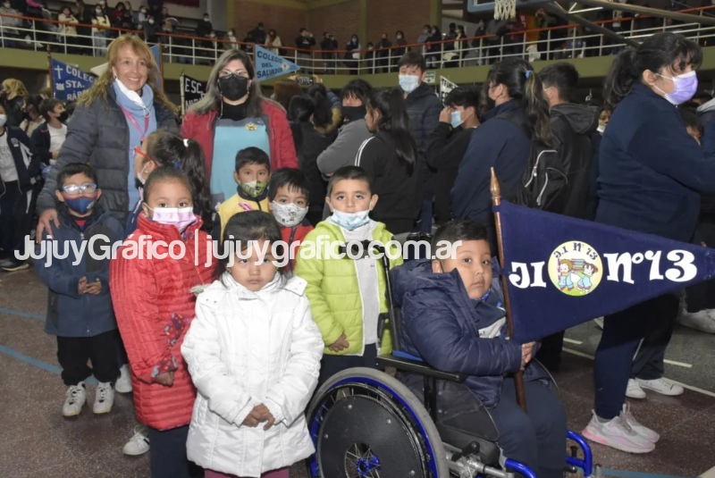 Se llevo el lanzamiento de los Juegos Escolares 6