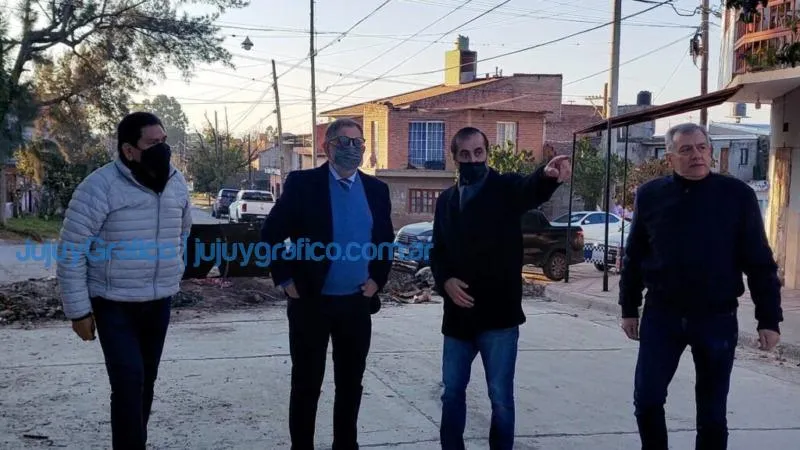El intendente Jorge paseó por la obra mixta de pavimento en Los Perales 4 El intendente Jorge paseo por la obra mixta de pavimento en Los Perales 1