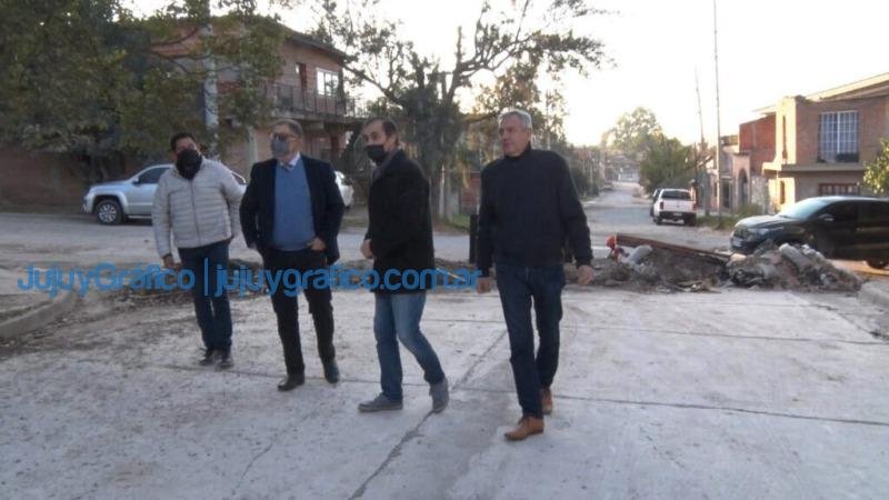 El intendente Jorge paseó por la obra mixta de pavimento en Los Perales 2 El intendente Jorge paseo por la obra mixta de pavimento en Los Perales 2