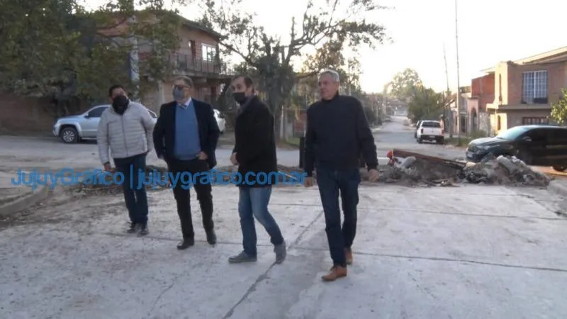 El intendente Jorge paseó por la obra mixta de pavimento en Los Perales 2 El intendente Jorge paseo por la obra mixta de pavimento en Los Perales 2