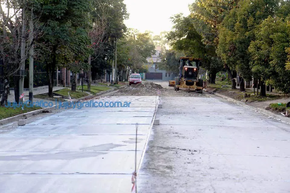 El intendente Jorge paseó por la obra mixta de pavimento en Los Perales 3 El intendente Jorge paseo por la obra mixta de pavimento en Los Perales 3