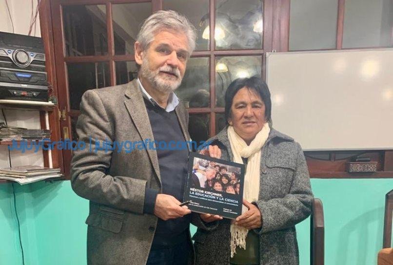 Filmus con Milagro Sala le envió el saludo de Alberto Fernández y le entregó un libro de Néstor Kirchner 6 Filmus se junto con Milagro Sala ey le envio el saludo de Alberto Fernandez y le entrego un libro de Nestor Kirchner