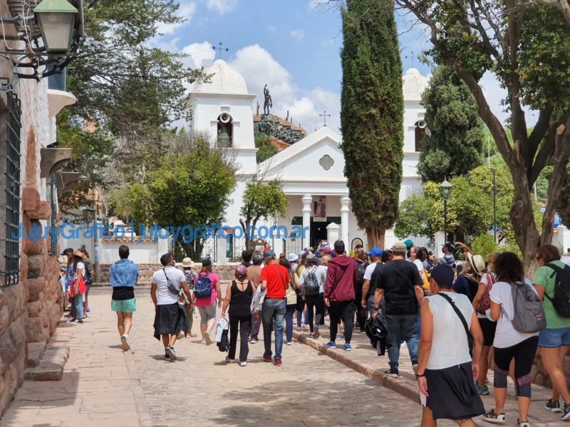 Alta expectativa por el finde largo y las vacaciones invernales 2 Turistas en verano en Humahuaca 1 1