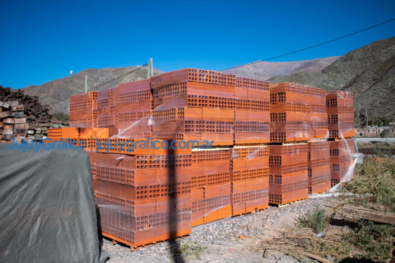 EARPU entrego viviendas y materiales a familias reubicadas de las vias del tren de Tumbaya 2