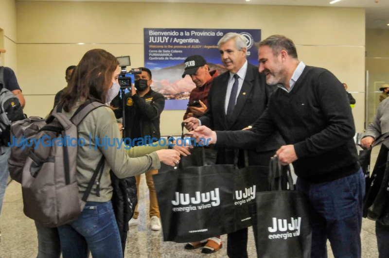 Jujuy recibió el primer vuelo desde Iguazú 2 Jujuy recibio el primer vuelo desde Iguazu 2