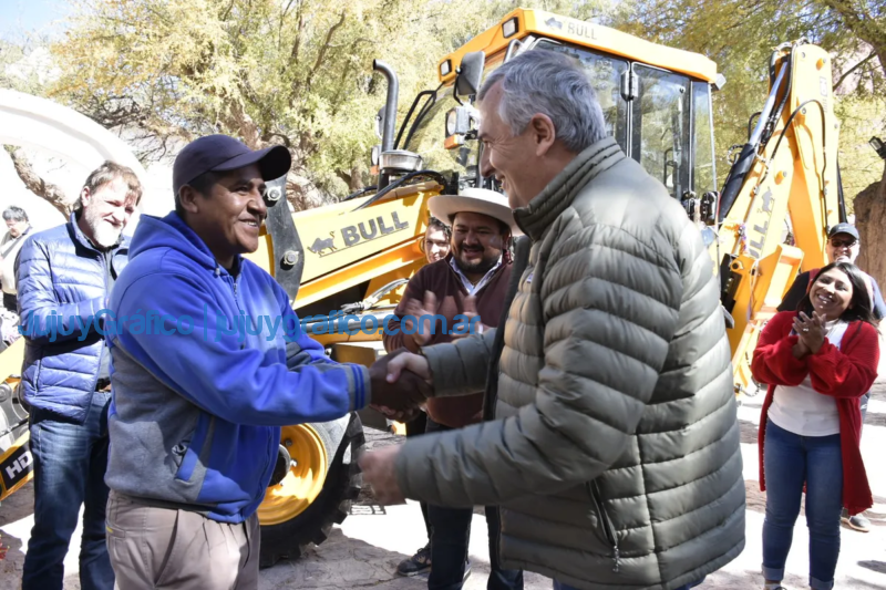 Morales entrego retroexcavadora en Purmamarca 1