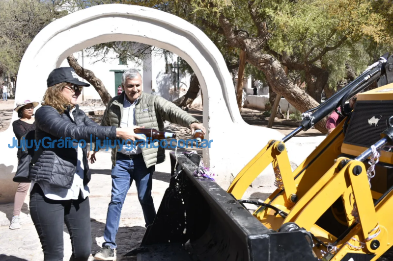 Morales entregó retroexcavadora en Purmamarca 1 Morales entrego retroexcavadora en Purmamarca 2