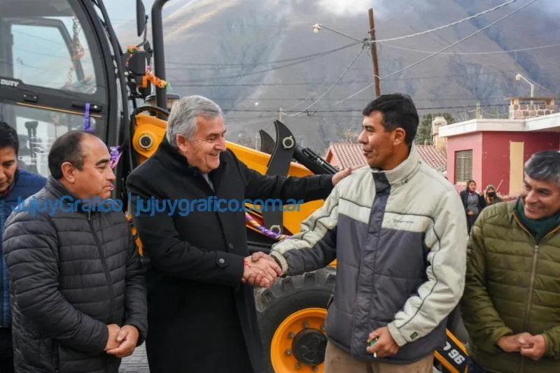 Morales entrego una pala retroexcavadora para Volcan 1