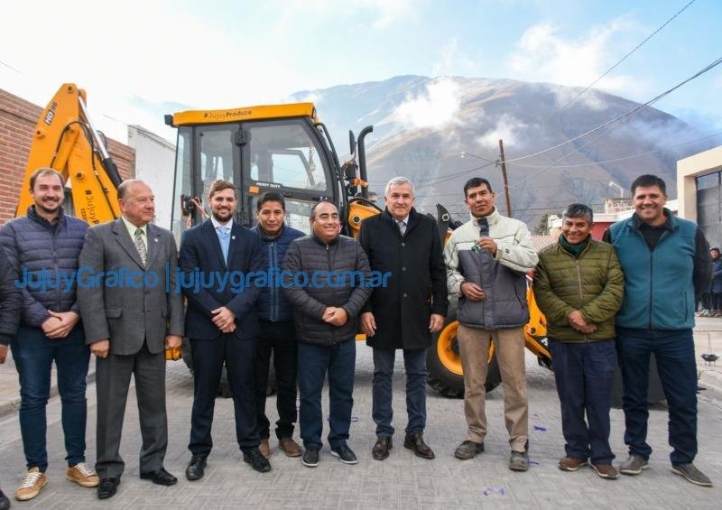 Morales entregó una pala retroexcavadora para Volcán 1 Morales entrego una pala retroexcavadora para Volcan 2