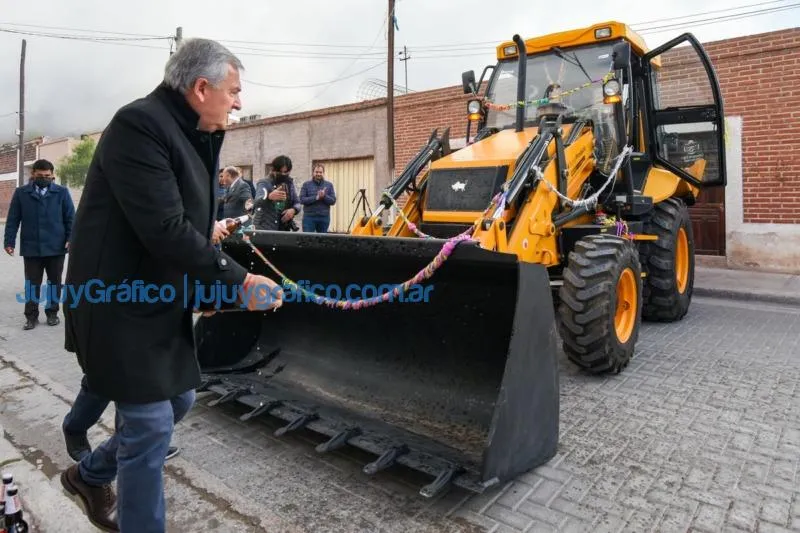Morales entrego una pala retroexcavadora para Volcan 3