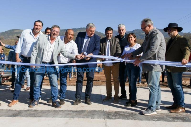 Morales inauguro un puente en El Fuerte 4