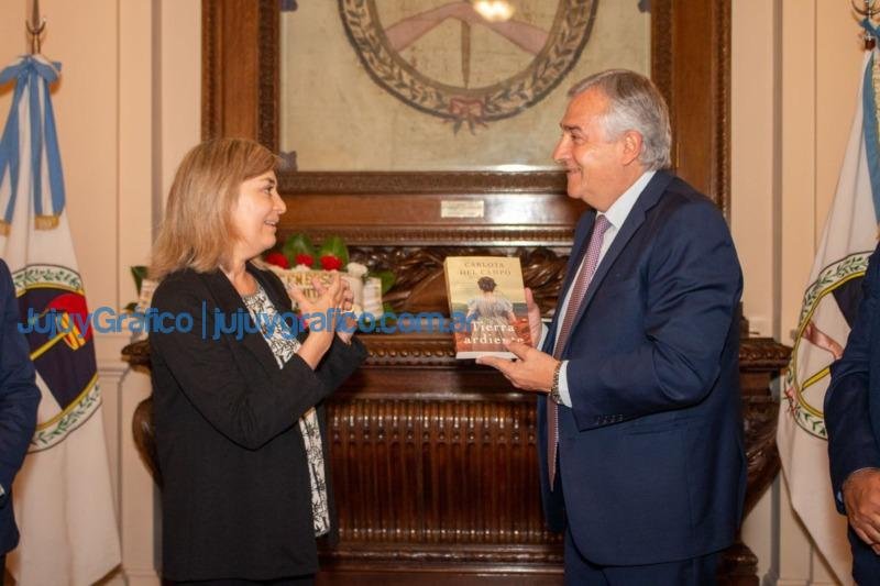 Morales recibió a María Carlota del Campo, autora del libro "Tierra ardiente" 3 Morales recibio a Maria Carlota del Campo autora del libro Tierra ardiente 1