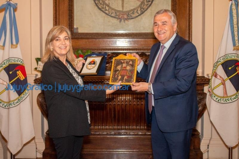 Morales recibió a María Carlota del Campo, autora del libro "Tierra ardiente" 16 Morales recibio a Maria Carlota del Campo autora del libro Tierra ardiente 2